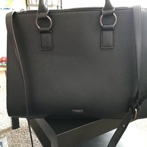 Black Aldo gently used purse. Very spacious!
